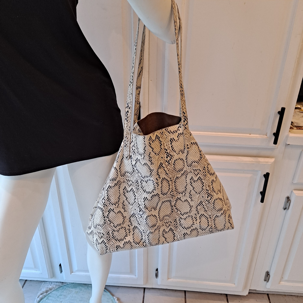 Snakeskin Cream & Black Textured Pattern Shoulder Tote Bag